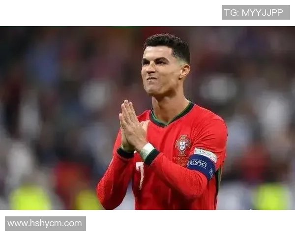 13位足球巨星头像汇聚成球，见证传奇之力与荣耀时刻